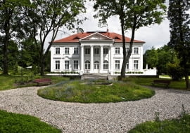 Wcześniej mieściły się tu rolnicze biura i szkoła, teraz jest przytulny dom.