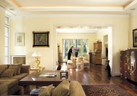 Szereg wnętrz nanizanych na wspólną oś i połączonych szerokimi przejściami, z widokiem na piękny starodrzew, daje wrażenie dużej przestrzeni