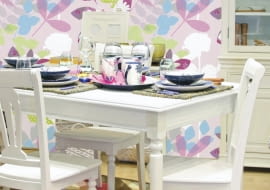 Dekoracje. Wiosna to dobry czas nie tylko na porządki, ale również na zmianę wystroju wnętrz. Nowe dekoracje w wesołych, żywych kolorach, ozdobione kwiatowymi wzorami, skutecznie obudzą z zimowego snu. Podpowiadamy, jak przeprowadzić sezonową metamorfozę. <BR > Tapetowy zawrót głowy. Kolorowa, wzorzysta tapeta albo fototapeta odmieni wnętrze nie do poznania - nawet jeśli położymy ją tylko na fragmencie ściany. Znakomicie nadają się do tego także naklejki ścienne. Pamiętajmy jednak, że przy wyrazistym tle pozostałe elementy wystroju powinny być raczej spokojne, jednobarwne. Inaczej wiosna może nam zbyt mocno uderzyć do głowy...