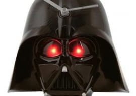 Zagadka czasu. Sekundy, minuty i godziny nieubłagalnie odmierzają nam stare płyty winylowe, patelnia, Batman i splątane synapsy. A nawet żyletka i druciana szczotka. <BR/ > ZEGARY. Jeśli nie wiesz która jest godzina to popatrz na Lorda Vadera. Ta 17 centymetrowa figurka 3D tego mrocznego władcy posiada wbudowany zegarek. Ale to nie wszystko. Gdy tylko zgasisz światło jego oczy zaczną świecić na czerwono. Usłyszysz również jego słynny, astmatyczny oddech. Jeśli nie jesteś po ciemnej stronie mocy to może się to skończyć zaburzeniami snu oraz ostrymi stanami lękowymi. Pamiętaj- kupujesz ten zegar tylko na własną odpowiedzialność! 149 zł, ministerstwogadżetów.pl