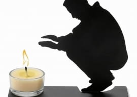 <B>Puchate, miękkie, wełniane. Coraz więcej jest rzeczy, które ogrzeją nas w jesienne i zimowe dni. Niektóre dosłownie podniosą temperaturę, na inne wystarczy popatrzeć albo je pogłaskać, by poczuć przyjemne ciepło.</B> <BR />Świecznik, metal i szkło - 49 zł, cellofan.pl