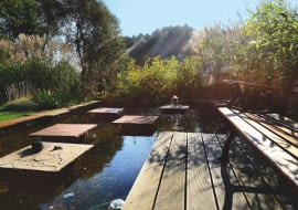 KĄPIELISKO z nietypowym przejściem po kamiennych płytach