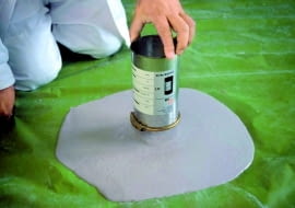 Konsystencję wylewki samopoziomującej sprawdza się, wylewając ją z naczynia o pojemności 1 litra na gładkie podłoże - powinna rozlać się na szerokość ok. 40 cm