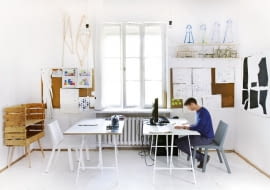 PRYWATNA PRACOWNIA Mieści się na warszawskim Powiślu. Jest jednocześnie swego rodzaju showroomem, gdzie można obejrzeć zaprojektowane przez Pawła krzesła TokTok i regał Boxes z lakierowanej sosny (projekt we współpracy z Mają Ganszyniec i Krystianem Kowalskim).