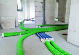 Otwory instalacyjne można przygotować  na etapie wykonywania stropu. To najlepszy na to moment. Można też je zrobić, jeśli stropy są już  gotowe. Jest to jednak bardziej kosztowne i może stwarzać problemy techniczne