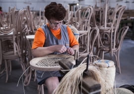 FAMEG. Jak powstają tradycyjne krzesła gięte