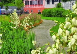 Zabytkowy Młyn Papierniczy z XVII w. jest siedzibą Muzeum Papiernictwa, w którym nadal wytwarza się papier.