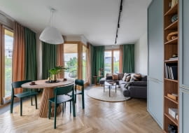 Aranżacja okna w salonie w bloku