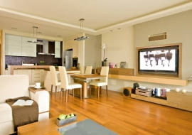 Na pierwszy rzut oka mieszkanie wydaje się monochromatyczne. Jednak uważne oko dostrzeże układankę odcieni dominującego tu beżu i brązu. Mozaika w sensie dosłownym ożywia niektóre ściany. Mozaikowe wykończenia zauważymy też na frontach mebli. <BR /> WNĘTRZA. Oryginalne meble w kąciku telewizyjnym oraz stojące szafki kuchenne zostały wykona- ne na zamówienie. Do nich starannie dobrano pozostałe sprzęty: kanapę, stolik kawowy, stół i krzesła. Wnętrze utrzymane w jednolitej kolorystyce urozmaicono srebrzystą tapetą, którą wyłożono część ścian.