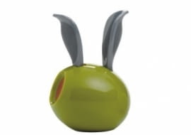 Co łączy słodką wiśnię lub wytrawną w smaku oliwkę z... pieprzem? Zobaczcie sami. <BR /> AKCESORIA. Oliwka. Młynek do pieprzu wyposażony został w magnes umożliwiający zamocowanie go np. na drzwiach lodówki. Wyjątkowo łatwy w obsłudze, wystarczy chwycić za uszy i ścisnąć. Dzięki opatentowanej przez firmę Chef'n konstrukcji, młynka używa się przy użyciu tylko jednej dłoni wprawiając w ruch twardy cynkowy mechanizm mielący. Młynek ma ergonomicznie wyprofilowane, wygodne dla dłoni uchwyty. cena ok. 63 zł, do kupienia m.in. cellofan.pl, galerialimonka.pl