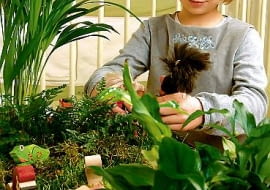 05.11.03 WARSZAWA ROSLINY DONICZKOWE OGRODKI Z ROSLINAMI DO ZABAWY DLA DZIECI ARANZACJA BEATA SZALA FOT. PAWEL SLOMCZYNSKI / AGENCJA GAZETA