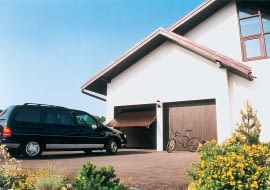 W latach ‘90 najpopularniejszym rozwiązaniem były proste bramy uchylne. WIŚNIOWSKI, jako pierwsza polska marka, wprowadza na rynek automatyczną bramę zdalnie sterowaną.