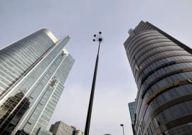 21.03.2011 WARSZAWA , WIEZOWCE RONDO 1 (L) I ILMET (P) PRZY RONDZIE ONZ . FOT. FRANCISZEK MAZUR / AGENCJA GAZETA