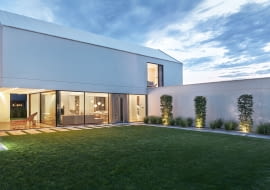 Ten dom to udany przykład połączenia elegancji i funkcjonalności zarazem