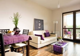 <b> POD TRZYNASTKĄ. Wkrótce minie rok odkąd Emilia zamieszkała we własnym mieszkaniu. Przypadkiem trafiła na mieszkanie w nowym bloku na warszawskiej Woli. Na sprzedaż był tylko lokal nr 13. To jej szczęśliwa liczba. Czy trzeba było lepszego znaku? </b> <BR /> Kolorystyczna konsekwencja. Sosnowe krzesła pomalowane bejcą w kolorze wenge idealnie pasują do stołu fornirowanego tym drewnem. Odcień skórzanych siedzisk krzeseł dobrano do koloru obicia rozkładanej kanapy. Dodatki (nawet kwiaty!) wyłącznie fioletowe. Zamiast stolika kawowego - stalowe kontenerki, bardzo pojemne i mobilne. Bez problemu można je przestawić w inne miejsce.