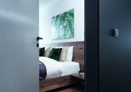 Obecnie modne są materiały takie jak kamień czy metal. W przypadku drzwi materiały te często nie nadają się do zastosowania ze względu na ich koszty, ciężar i skomplikowaną obróbkę. Dzięki laminatom EGGER można bez trudu stosować imitacje materiałów w designie drzwiowym. Na zdjęciu: F500 ST20 Inox metallic EGGER