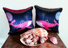 Wielorybi śpiew. Jedwabne, ręcznie wyszywane poduszki "Cosmic Whale". Rysunek zaprojektowany przez Fina, Klausa Haapaniemiego, projektanta i artystę znanego z pięknych bajkowych motywów. www.klaush.com