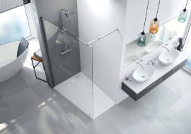 Pełne wykorzystanie przestrzeni kąpielowej za pomocą parawanu prysznicowego PT/ALTIIa seria Altus i trapezowego brodzika Space Mineral. Sanplast, www.sanplast.pl