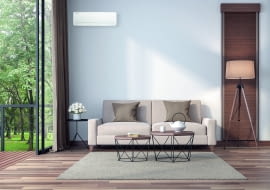 Klimatyzator split ma dwie jednostki – wewnętrzną i zewnętrzną. Pierwszą wiesza się na ścianie w klimatyzowanym pomieszczeniu. Drugą mocuje się na zewnątrz jak najbliżej schładzanego miejsca – wiesza na ścianie, ustawia na gruncie (np. na podkładkach z kostki brukowej), płycie balkonu czy tarasu albo na dachu, Gree