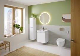 Maksimum miejsca do przechowywania. Nowe szafki podumywalkowe i boczne z serii Geberit Selnova Square oferują dużo przestrzeni, pomagając wygodnie uporządkować wszystkie łazienkowe drobiazgi.