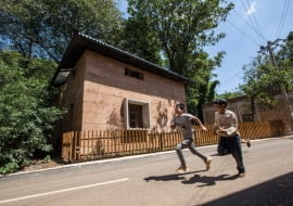 World Building of the Year 2017. Budynek roku 2017 - tytuł przyznawany przez jury Światowego Festiwalu Architektury [ World Architecture Festival]. Dom jednorodzinny odbudowany przy użyciu konstrukcji z ubitej ziemi wzmocnionej stalowymi i betonowymi belkami. Technologię budowy opracowała grupa naukowców z chińskiego uniwersytetu w Hong Kongu.