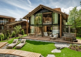 Wypoczynek w Kraju Salzburskim: Trzy górskie domki zostały rozbudowane o około 50 metrów kwadratowych, tworząc domki nad jeziorem.