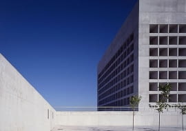 muzeum, alberto campo baeza, granada, minimalizm, hiszpania, beton, architekt, biurowiec