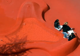 Stadtlounge St.Gallen, Schweiz. Gestalter: die Multimediakünstlerin Pipilotti Rist und der Architekt Carlos Martinez. Ein leuchtend roter Teppich bedeckt Boden, Bänke, Tische und Brunnen. Das erste öffentliche Wohnzimmer der Schweiz ist ein einzigartiges Kunstprojekt im öffentlichen Raum: Wo früher Stoffe der St. Galler Textilindustrie zum Bleichen ausgebreitet wurden, ist das moderne Bankenzentrum Raiffeisen entstanden. | City Lounge St.Gallen, Switzerland, designer: artist Pipilotti Rist and architect Carlos Martinez.