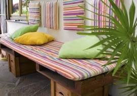 Bank aus Paletten auf der Terrasse SLOWA KLUCZOWE: aus Holz Balkonmöbel Bank bunt Garten Gartenbank Gartenmöbel gepolstert gestreift Holz Holzbank hölzern Kissen Kreativ Möbel Palette Selbermachen selbst gemacht Sommer Sommerterrassse Streifen Streifenmuster Terrasse *** Local Caption *** 00567992