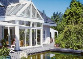 STAW KAPIELOWY JEZIORKO WODA STAW ZBIORNIK WODNY OCZKO WODNE DREWNIANY DECK PODEST OGROD ZIMOWY ORANZERIA RYS. MARCIN GASIOROWSKI PUBLIKACJA OGRODY NR 6 (62) - 6.2004 PUBLIKACJA OGRODY NR 1 (81) - 1.2006