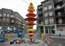 22.10.2015 Szczecin , plac Zamenhofa . Montaz rzezby " Fryga " autor Maurycy Gomulicki . Fot. Cezary Aszkielowicz / Agencja Gazeta DLOSZ strony lokalne GW - Szczecin SLOWA KLUCZOWE: Fryga ZDJĘCIE DO WKŁADKI: DLOSZ strony lokalne GW - Szczecin