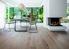 Jasna podłoga w salonie czy jadalni sprawdzi się zarówno w dużych, przestronnych pomieszczeniach, jak i w małych wnętrzach, które chcemy wizualnie powiększyć.