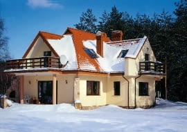 Potencjalnych miejsc przeciekania dachu jest tym więcej, im bardziej skomplikowany jest jego kształt