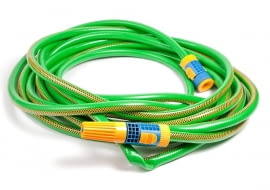 Opróżniony z wody i porządnie zwinięty wąż powinien spędzić zimę w pomieszczeniu z dodatnią temperaturą.