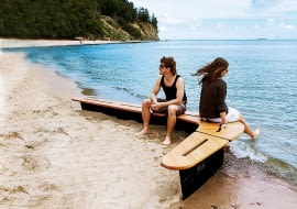 Miasto i plaża. Takie było wyzwanie dla uczestników 7. edycji Gdynia Design Days, najważniejszego letniego festiwalu designu w Polsce. Jego efektem są prace, które wskazują, co i jak zrobić, by nad morzem każdy poczuł się fantastycznie. Przypomnijmy sobie odrobinę lata. <BR /> GDYNIA DESIGN DAYS. Dla ochłody 'Ławka do moczenia stóp w Bałtyku'. Ta nazwa dokładnie opisuje przeznaczenie mebla (choć można ją rozszerzyć o zanurzanie stóp w piasku). Projekt: Tabanda