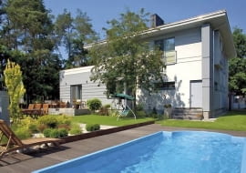 Basen w ogrodzie to jedna z wielu atrakcji domu