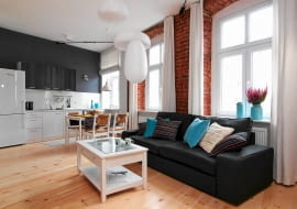 mieszkanie, salon, kuchnia otwarta, ceglana ściana