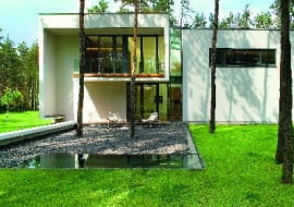 Prezentowany dom to bardzo dobry przykład architektury dopracowanej koncepcyjnie, projektowo i realizacyjnie. Przy tym skromnej, nieostentacyjnej, zrealizowanej przy stosunkowo ograniczonym budżecie