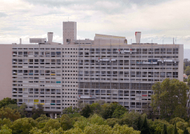 Kadr z filmu "Babcia i Le Corbusier" (Bonne Maman et Le Corbusier), Reż. Marjolaine Normier