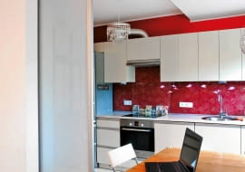 UWAGA ! PONOWNA PUBLIKACJA WYLACZNIE ZA ZGODA WLASCICIELI KRAKOW , MIESZKANIE , WNETRZA - PRZESUWANE DRZWI DZIELA KUCHNIE OD POKOJU DZIENNEGO PROJEKT WNETRZA JOANNA LENYK STYLIZACJA I FOT. MONIKA FILIPIUK - OBALEK PUBLIKACJA CZTERY KATY NR 9 (251) - 9 2012 SLOWA KLUCZOWE: WNETRZE POKOJ KUCHNIA ZDJĘCIE DO WKŁADKI: PUBLIKACJA CZTERY KATY NR 9 (251) - CZASOPISMA