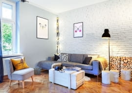 PRZEDWOJENNY DĘBOWY PARKIET, ułożony w jodełkę, zachował się tylko w salonie. Gospodarze jedynie go odświeżyli, dbając o zachowanie naturalnego odcienia drewna.