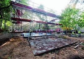 Dom prefabrykowany można budować bez względu na pogodę - konstrukcja jest stawiana na wykonanej wcześniej płycie fundamentowej