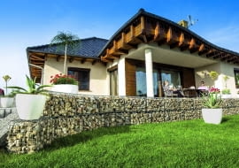 Gabiony mogą służyć do budowy niskich ogrodowych murków, np. oddzielających trawnik od tarasu