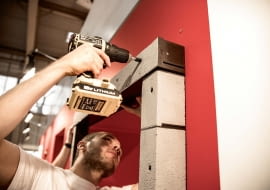 Warto wiedzieć, że dostępne są dziś różnorodne rozwiązania izolacyjne pozwalające na zamocowanie stolarki z użyciem taśm (tzw. montaż warstwowy, nazywany również 'ciepłym') czy w warstwie ocieplenia, gdzie okno jest wysunięte i zainstalowane w warstwie izolacji termicznej budynku za pomocą specjalnych profili lub konsol