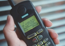08.07.2000 POZNAN / TELEFON KOMORKOWY FOT. KAROLINA SIKORSKA 1097 PLYTA POZNAN NR 010