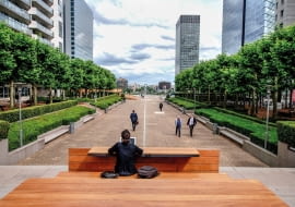 Miejskie meble proj. Pawła Grobelnego w biznesowej dzielnicy Paryża