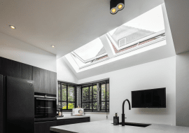 Żaluzje wewnętrzne to taki typ osłony okiennej, który świetnie dopasuje się do aranżacji pomieszczenia w każdym stylu.