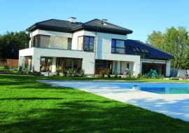 Elewacja oraz nawierzchnia barwy rozświetlonego piasku i błękit wody w basenie przywołują klimat śródziemnomorski, do którego nawiązał architekt.