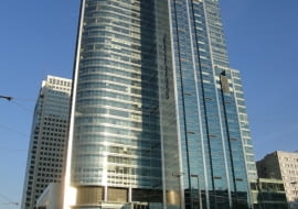 4. Rondo 1. Powiew wielkiego świata w centrum Warszawy. Zaprojektowany przez wieżowcowych potentatów z pracowni Skidmore, Owings & Merill budynek stał się jedną z dominant miasta. Co prawda równie dobrze mógłby stanąć w Hongkongu w latach '80, ale nie przeszkadza to stwierdzić, że jest jedną z najciekawszych nowych warszawskich inwestycji.