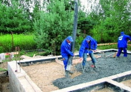 Nie ma reguł jednoznacznie określających, jak wysoko powinien być wyniesiony poziom podłogi - zależy to od konfiguracji terenu i projektu domu. Za bezpieczną można przyjąć wysokość 50-60 cm